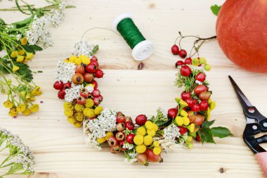 Çiçekçi iş başında: Kadın yabani bitkiler ile kabak dekorasyon. 