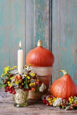 Sonbahar mumluk gül kalça ile dekore edilmiş, alıç çilek bir