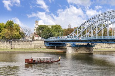 Krakow,Polonya - 11 Mayıs 2018: Köprünün altından tekneyle yolculuk