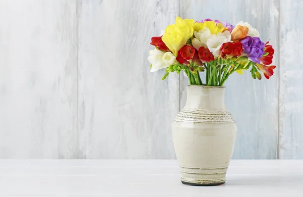 Μπουκέτο από πολύχρωμες φρέζια λουλούδια σε κεραμικό βάζο. — Φωτογραφία Αρχείου