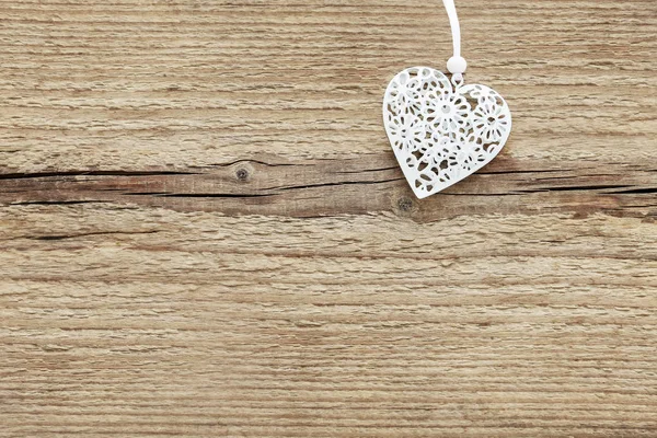 Λευκή καρδιά σε ξύλινο φόντο — Φωτογραφία Αρχείου