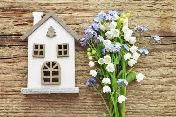 Casa branca minúscula e buquê de flores — Fotografia de Stock