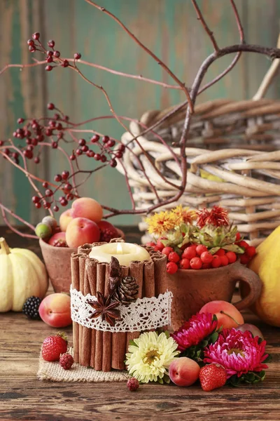 Vela decorada con palitos de canela entre las frutas de otoño y fl — Foto de Stock