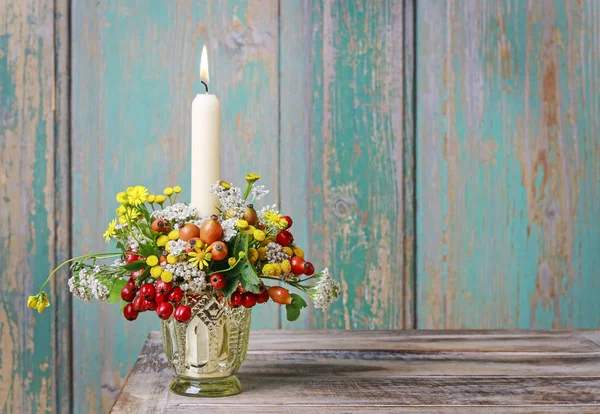 Осенний держатель свечи украшен шиповником, боярышником ягоды — стоковое фото