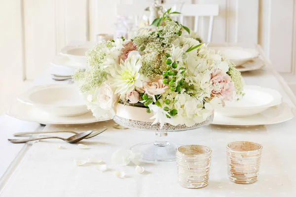 Decorações florais na mesa de festa de verão, casamento romântico rece — Fotografia de Stock