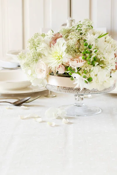 Decorações florais na mesa de festa de verão, casamento romântico rece — Fotografia de Stock