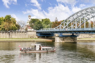 Krakow,Polonya - 11 Mayıs 2018: Köprünün altından tekneyle yolculuk