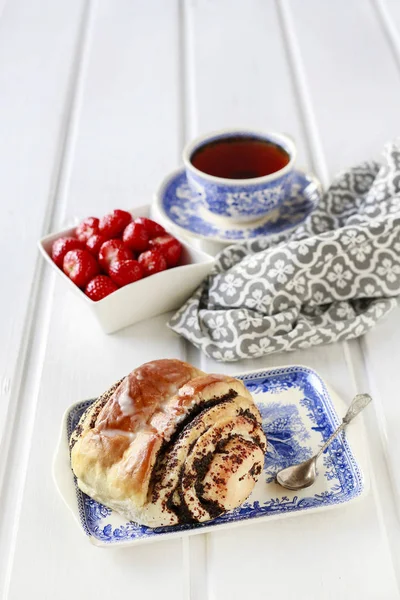 Насіння макаронних виробів шведська булочка і миска з полуниці . — стокове фото