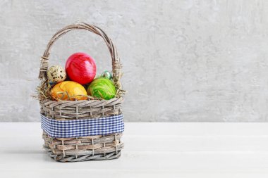 hasır sepet içinde renkli Paskalya yumurtaları