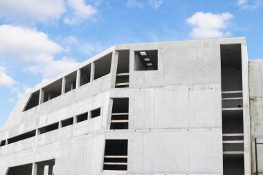 Bitmemiş terk edilmiş beton bina