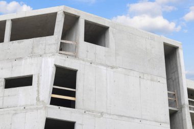 Bitmemiş terk edilmiş beton bina