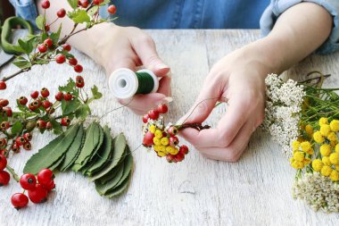 Nasıl dantel ve yabani bitkiler ile sonbahar düğün boutonniere yapmak