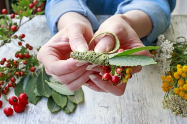 Nasıl dantel ve yabani bitkiler ile sonbahar düğün boutonniere yapmak