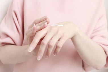 Kadın elinde krem sürtünme