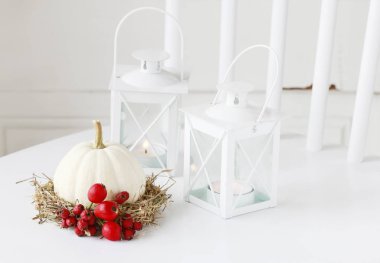 Nasıl alıç çilek ve gül ile dekore saman çelenk yapmak 