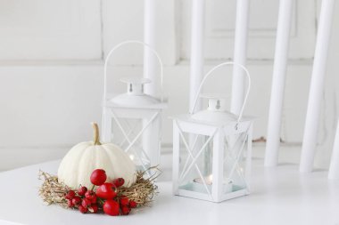 Nasıl alıç çilek ve gül ile dekore saman çelenk yapmak 