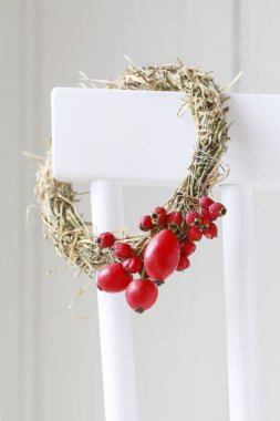 Gül kalça ve alıç meyveleri ile Hay çelenk, öğretici. 