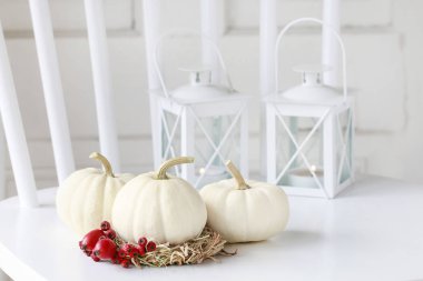 Nasıl alıç çilek ve gül ile dekore saman çelenk yapmak 