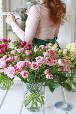 Çiçekçi gül ile çalışma. 