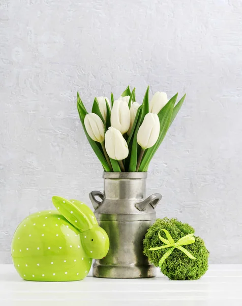 Decoración de Pascua con conejo verde, huevo hecho de musgo y bouque —  Fotos de Stock