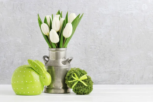 Decoración de Pascua con conejo verde, huevo hecho de musgo y bouque —  Fotos de Stock