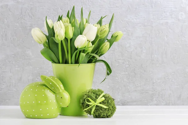 Decoración de Pascua con conejo verde, huevo hecho de musgo y bouque —  Fotos de Stock