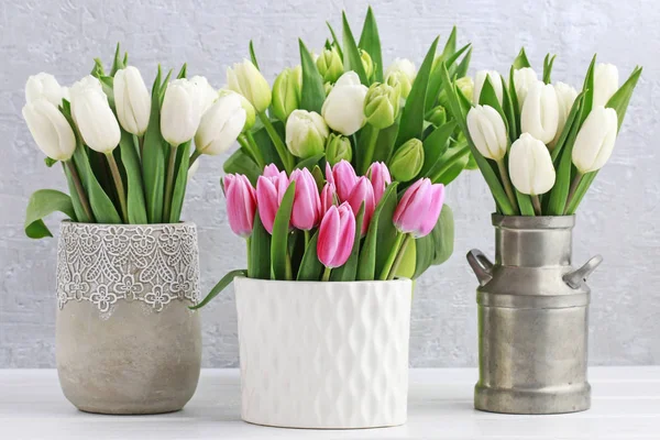Tulipanes rosados y blancos sobre la mesa —  Fotos de Stock
