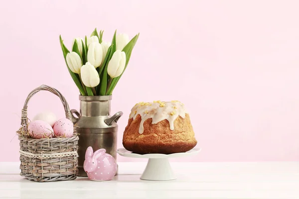 Panier en osier avec oeufs de Pâques et figurine de lapin en céramique — Photo