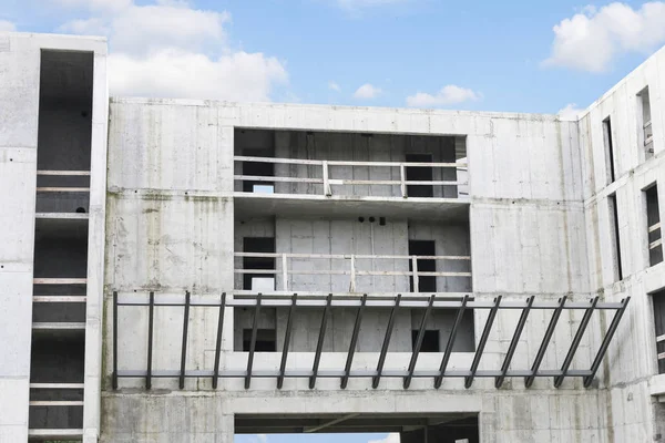 Unfinished abandoned concrete building — Stock Photo, Image