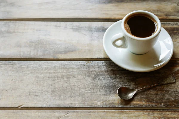 Kopp kaffe på brun träbord — Stockfoto