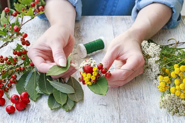 Hogyan készítsünk őszi esküvő Boutonniere a csipke és a vadon élő növények — Stock Fotó