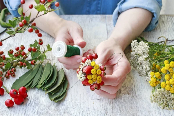 Hur man gör höst bröllop boutonniere med spetsar och vilda växter — Stockfoto