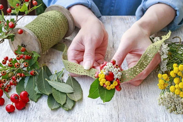 How to make autumn wedding boutonniere with lace and wild plants — Stock Photo, Image