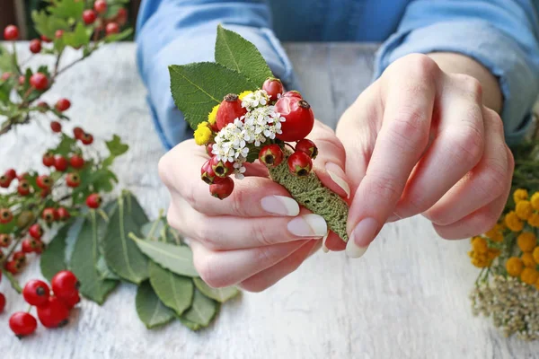 レースと野生の植物で秋の結婚式のブトニエールを作る方法 — ストック写真