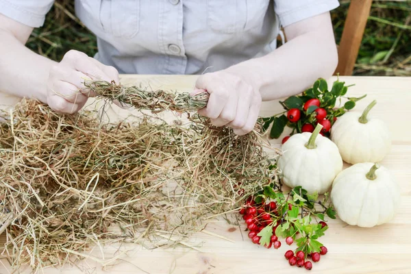 How to make hay wreath decorated with hawthorn berries and rose — Stock Photo, Image