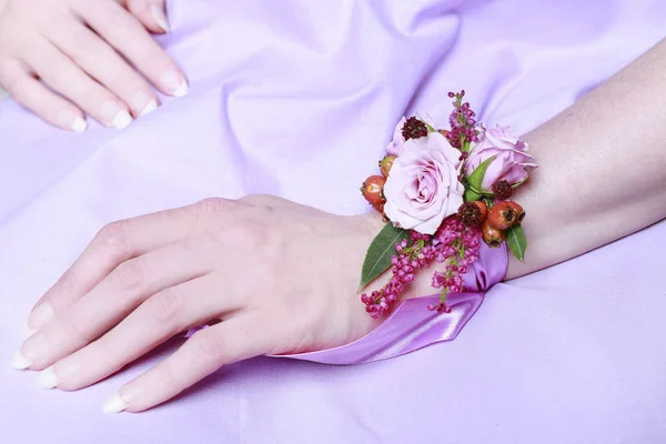Kytička na zápěstí k podzimní svatbě. Kytice růžových růží a HEA — Stock fotografie