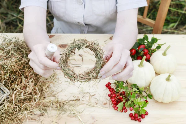 Nasıl alıç çilek ve gül ile dekore saman çelenk yapmak — Stok fotoğraf