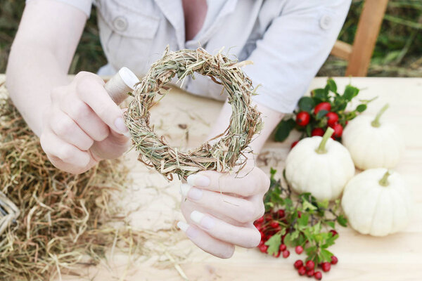 Как сделать сенный венок, украшенный ягодами боярышника и розой
 