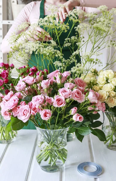 Florista trabalhando com rosas . — Fotografia de Stock