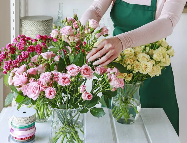 Florist working with roses. — Stock Photo, Image