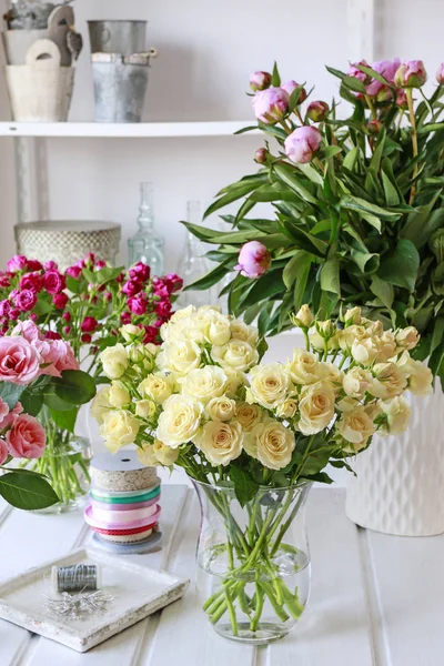 Florist working with roses. — Stock Photo, Image