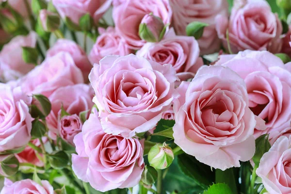 Květinářství, práce s růžemi. — Stock fotografie