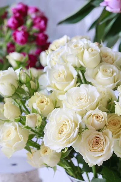 Floristin arbeitet mit Rosen. — Stockfoto
