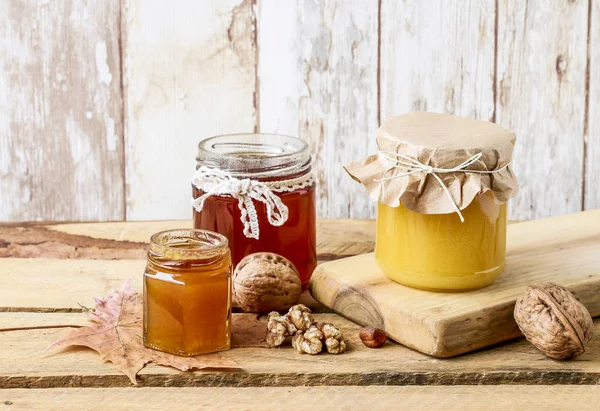 Honung i glasburk på trä bakgrund — Stockfoto