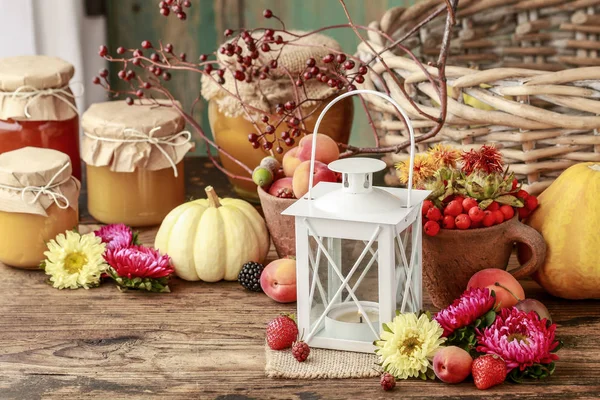 Linterna de hierro vintage entre frutas, verduras y plantas de otoño . — Foto de Stock