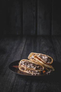 Çikolata ve süzme peynirle dolu krep.