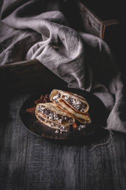 Çikolata ve süzme peynirle dolu krep.