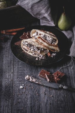 Çikolata ve süzme peynirle dolu krep.