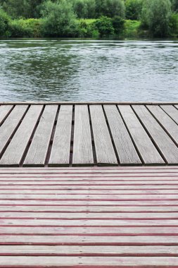 Gün batımında boş bir rıhtım.