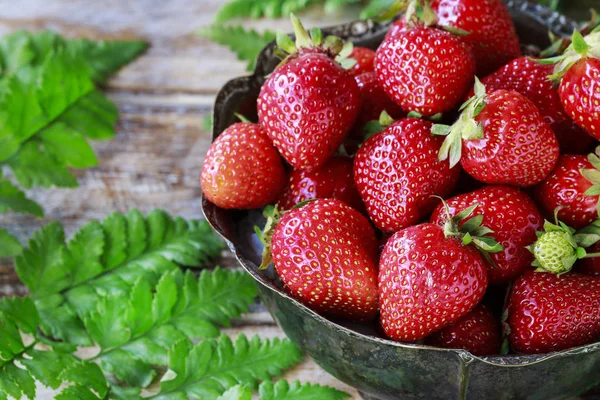 Schüssel mit Erdbeeren. — Stockfoto